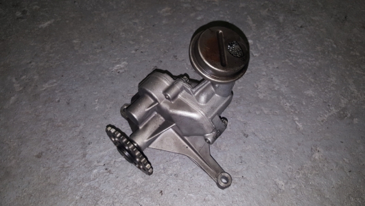 Oil pump Mercedes-Benz W210 E220 CDI 1999