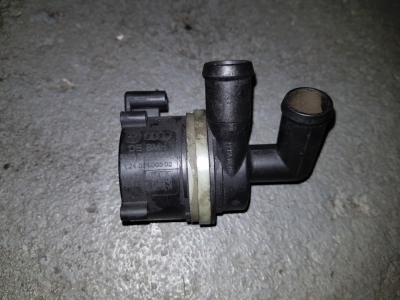 Waterpomp Volkswagen Caddy 1.6 TDI 2012